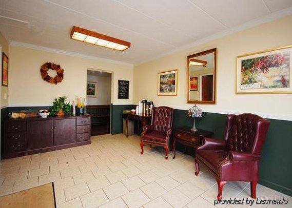 Econo Lodge Inn & Suites Windsor Windsor Locks Interior photo